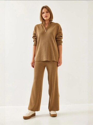 Completo pantalone di Bianco Lucci in beige: frontale