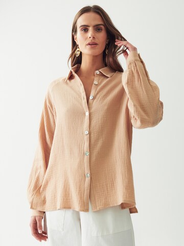 The Fated Blouse 'TORI' in Beige: voorkant