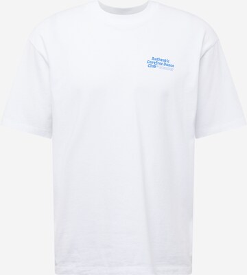 EDWIN T-shirt 'Carefree Dance Club' i vit: framsida