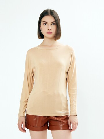 Influencer T-shirt i beige: framsida