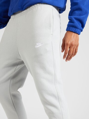 Effilé Pantalon 'Club Fleece' Nike Sportswear en blanc