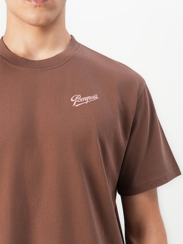 Tricou 'IMPOSTOR SYNDROME' de la POMPEII pe maro