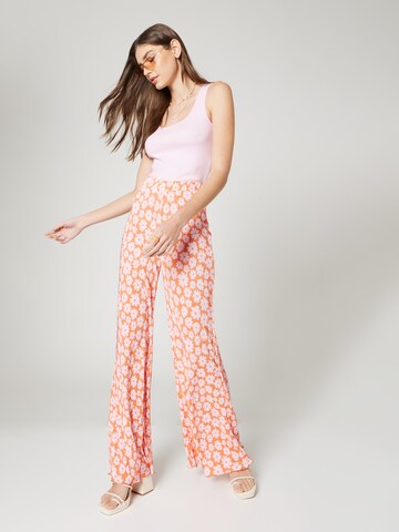 florence by mills exclusive for ABOUT YOU - Loosefit Pantalón 'Rain Showers ' en naranja