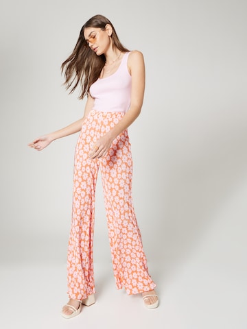 florence by mills exclusive for ABOUT YOU Loose fit Trousers 'Rain Showers ' in Orange