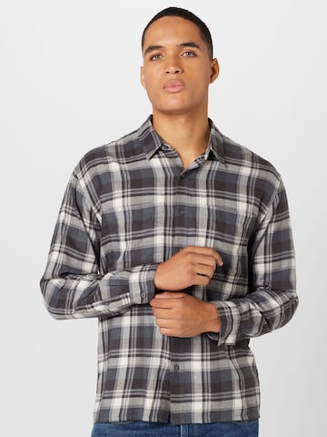 Coupe regular Chemise Abercrombie & Fitch en noir : devant