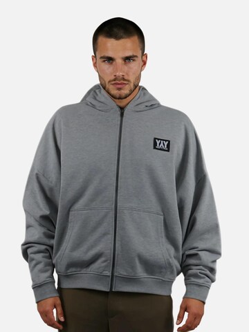 HEFTYKA Zip-Up Hoodie in Grey