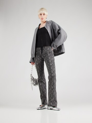 Flared Pantaloni di Monki in grigio