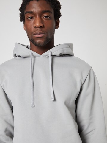 ABOUT YOU x Louis Darcis - Sudadera en gris