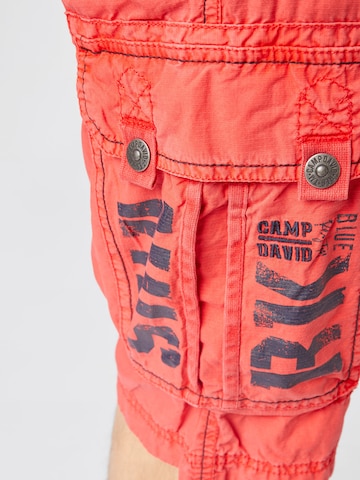 Regular Pantalon cargo CAMP DAVID en rouge