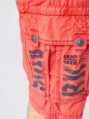 CAMP DAVID Regular Cargo Pants in Red