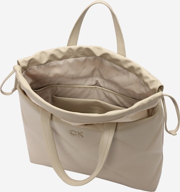 Calvin Klein Regular Ostoskassi värissä beige