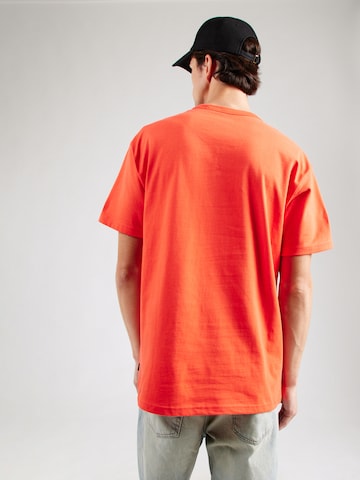 Nike Sportswear - Camisa 'Premium Essentials' em vermelho