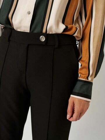 TONI Bootcut Bügelfaltenhose in Schwarz