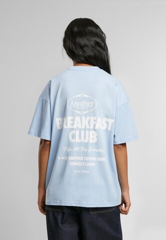 Tricou 'Breakfast Club' de la Another Cotton Lab pe albastru