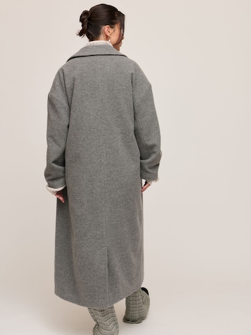 A LOT LESS Демисезонное пальто 'Sydney' в Серый