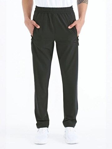 Tommy Life Sportbroek in Groen: voorkant
