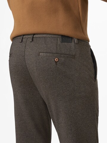 REDPOINT Tapered Chino Pants in Brown