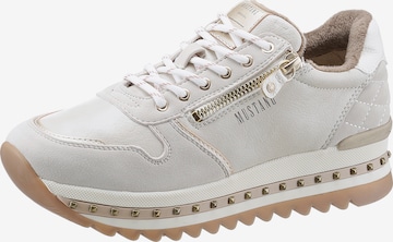 Baskets basses MUSTANG en beige : devant