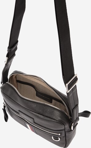 Borsa a tracolla 'Premium' di TOMMY HILFIGER in nero