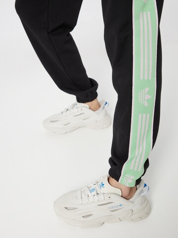 ADIDAS ORIGINALS Zwężany krój Spodnie 'Cuffed Tape' w kolorze czarny