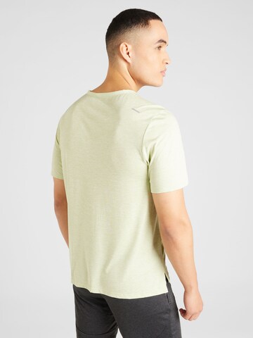 T-Shirt fonctionnel 'Rise 365' NIKE en vert