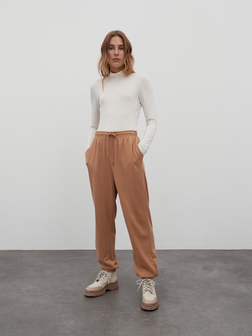 Loosefit Pantaloni 'Diya' di EDITED in marrone