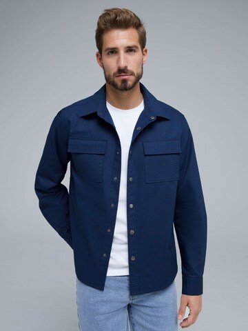 ABOUT YOU x Kevin Trapp - Regular Fit Camisa 'Domenic' em azul: frente