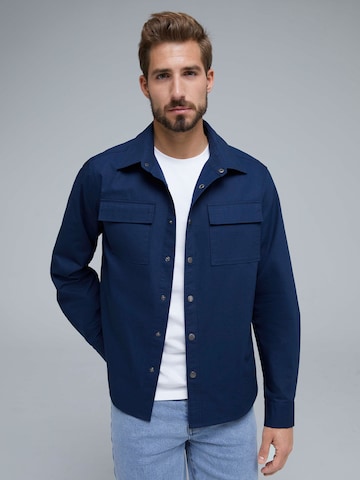 ABOUT YOU x Kevin Trapp - Ajuste regular Camisa 'Domenic' en azul: frente
