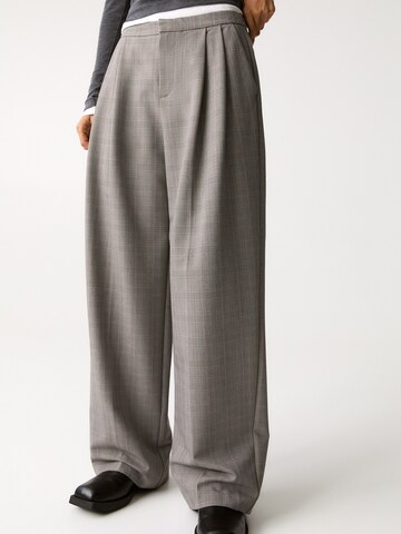 Pull&Bear Wide leg Bandplooibroek in Grijs: voorkant