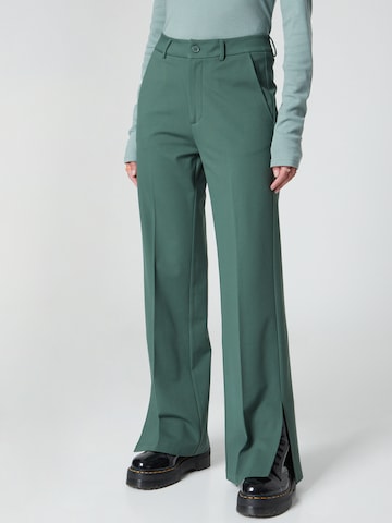 florence by mills exclusive for ABOUT YOU Bootcut Hose 'Tela' in Grün: predná strana