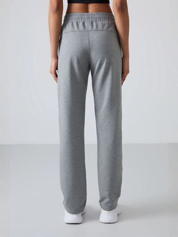 Tommy Life Regular Pants in Grey