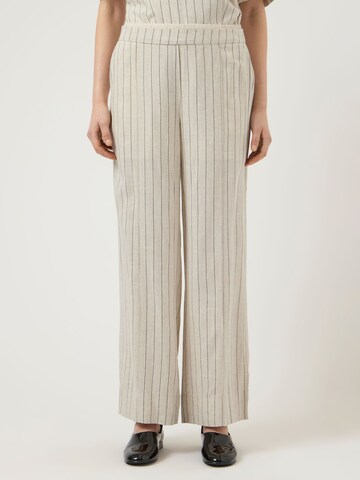 regular Pantaloni di YAS in bianco: frontale