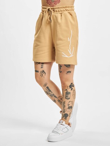 Regular Pantaloni de la Karl Kani pe bej: față