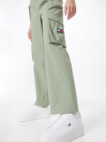 Tommy Jeans Regular Cargo Pants 'BETSY' in Green