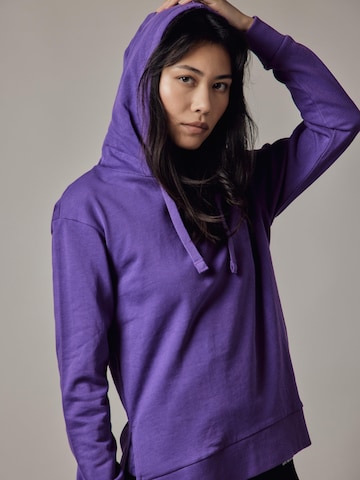 Felpa 'Felpa con Cappuccio e Spacchi Laterali' di OWN Off With Nature in lilla: frontale