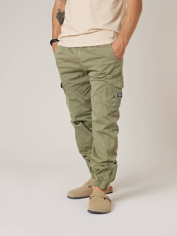 Effilé Pantalon cargo 'Garden' Deeluxe en vert : devant