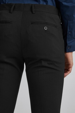 Casual Friday - Slimfit Calças chino 'Pihl' em preto