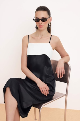 Trendyol - Vestido en negro