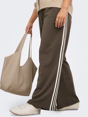 regular Pantaloni di ONLY Carmakoma in marrone