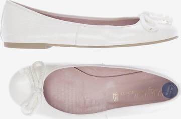 PRETTY BALLERINAS Flats & Loafers in 36 in White: front