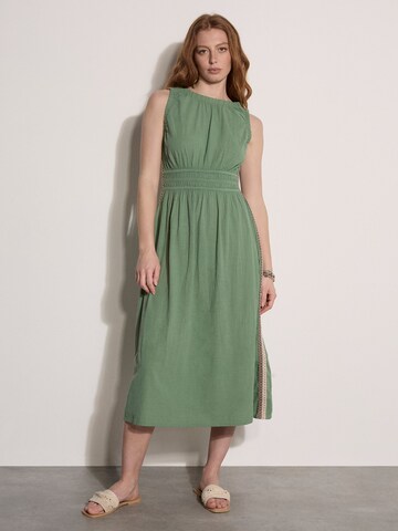 Apricot Crochet Trim Smocked Cotton Midi Dress ' ' in Grün: Vorderseite