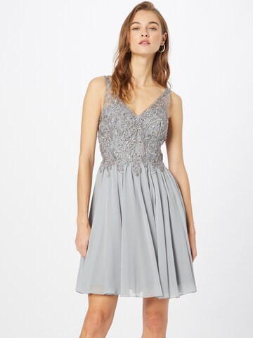 Robe de cocktail Laona en argent : devant