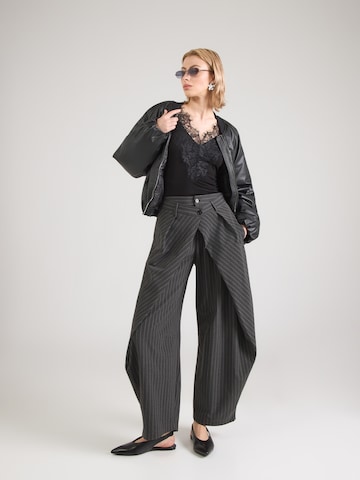 ABOUT YOU Top 'Giselle' in Schwarz