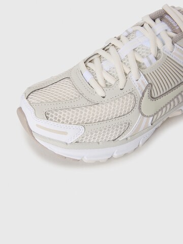 Nike Sportswear Sneaker 'Zoom Vomero 5' in Weiß