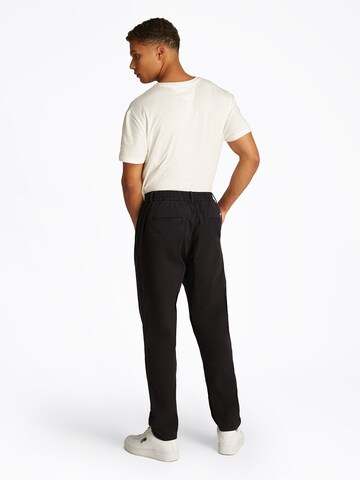 Tommy Jeans Tapered Veckad byxa 'Isaac' i svart
