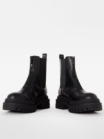 Bershka Chelsea Boots in Schwarz