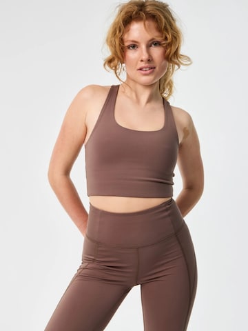 Girlfriend Collective Bustier Urheilurintaliivit 'Paloma' värissä ruskea: etupuoli
