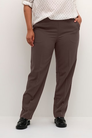 Effilé Pantalon 'KCSakira' KAFFE CURVE en marron : devant