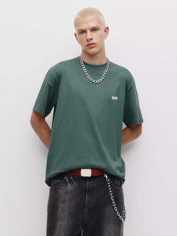 Pull&Bear Comfort Fit T-Shirt 'STWD' in Grün: Vorderseite