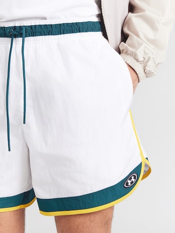 UNDER ARMOUR Regular Sportshorts in Weiß